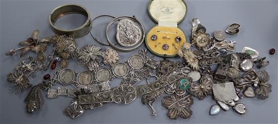 A quantity of assorted white metal jewellery.